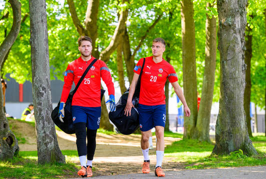 Kalle Joelsson och Dennis Olsson  på väg till en träning