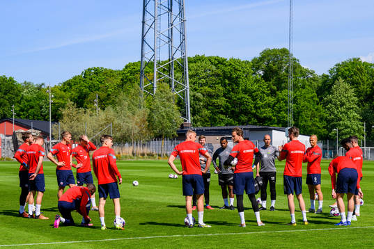 Spelarna samlas runt assisterande tränare Mattias