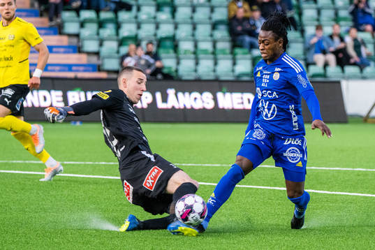 Mjällbys målvakt Samuel Brolin och Sundsvalls Ronlado