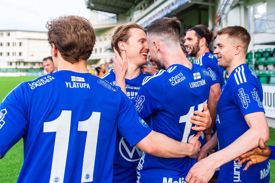 Sundsvalls Daniel Stensson jublar med lagkamrater