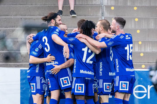 Sundsvalls Erik Andersson jublar med lagkamrater