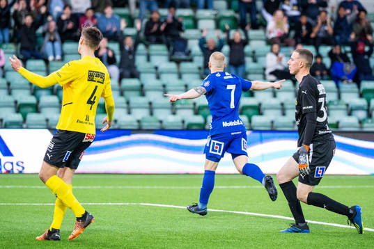Mjällbys Noah Eile och målvakt Samuel Brolin deppar medan