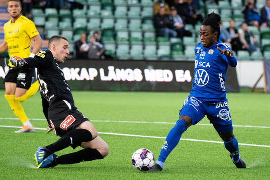 Sundsvalls Ronlado Damus och Mjällbys målvakt målvakt