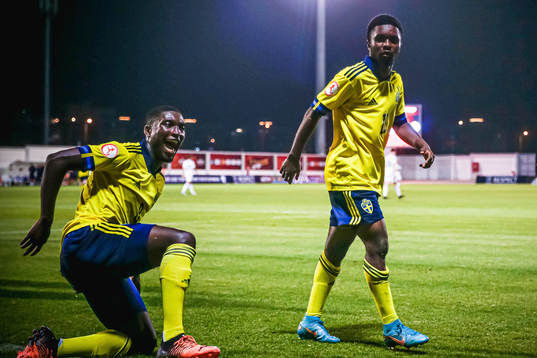Emmanuel Tannor celebrates with Jardell Kanga of Sweden