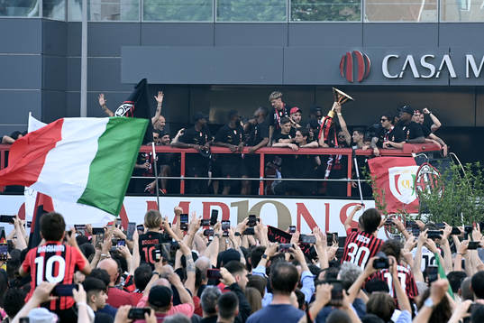 Palyers of Milan celebrate