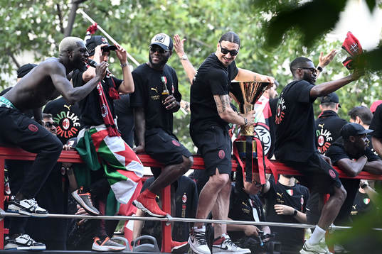 Zlatan Ibrahimovic and Franck Kessié of Milan celebrate