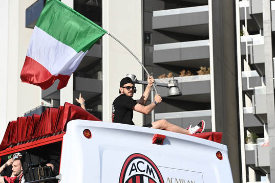 Alessandro Florenzi of Milan celebrates