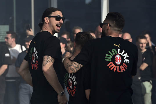 Zlatan Ibrahimovic and Olivier Giroud of Milan celebrate