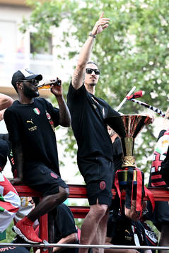 Zlatan Ibrahimovic and Franck Kessié of Milan celebrate
