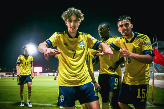 Taha Ayari, Emmanuel Tannor and Alexander Hughes celebrates