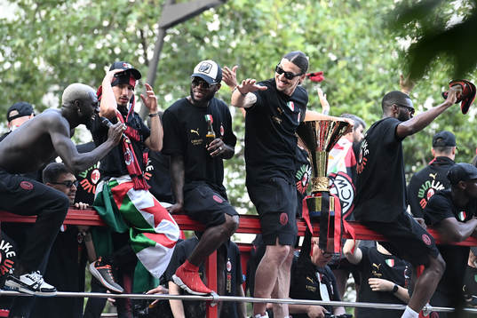 Zlatan Ibrahimovic and Franck Kessié of Milan celebrate