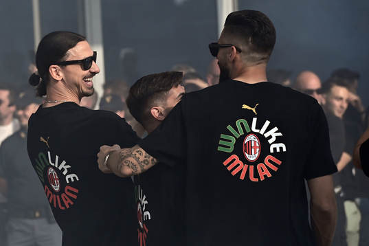 Zlatan Ibrahimovic and Olivier Giroud of Milan celebrate