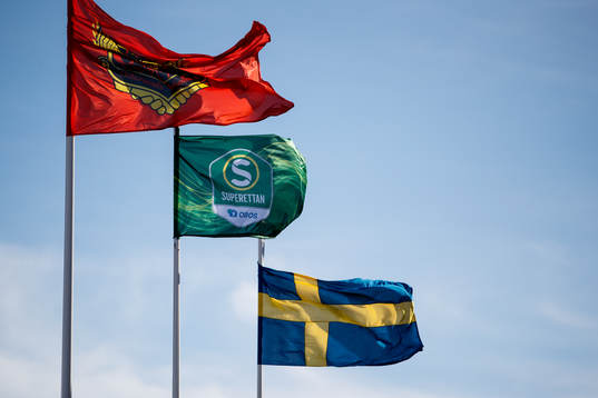 Flagga med Superettans logga på