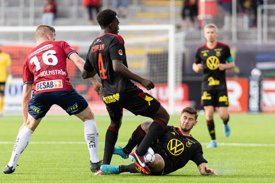 Örgrytes Alexander Ahl Holmström i en kamp mot