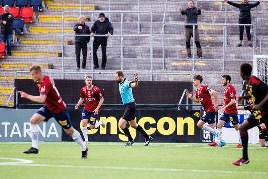 domare Andreas Dufva-Johansson friar vid straffsituation