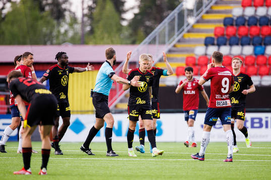 Östersunds André Österholm får gult kort