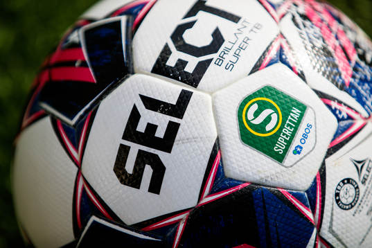 En boll med superettans logga på