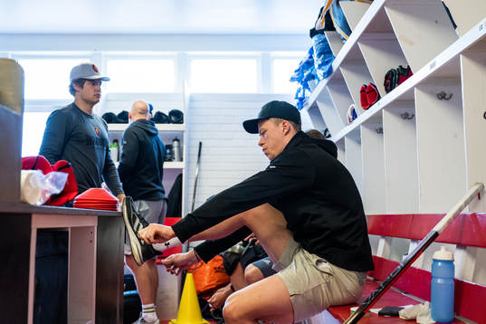 Detroit Red Wings Lucas Raymond i omklädningsrummet
