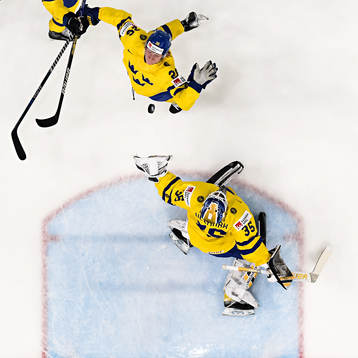 Rasmus Dahlin and goaltender Linus Ullmark of Sweden