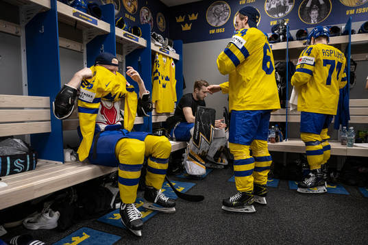 Rasmus Dahlin, goaltender Linus Ullmark, Jonathan Pudas and