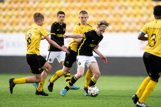 AIKs Andreas Redkin in kamp med Elfsborgs Arvid Södeliden