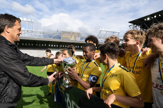 Elfsborgs lagkapten Ahmed abdumusa tar emot pokalen av SEFs