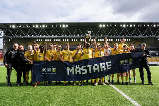 Elfsborgs lagkapten Ahmed abdumusa lyfter pokalen och