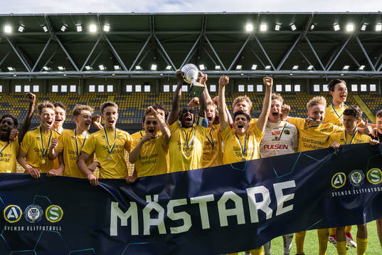 Elfsborgs lagkapten Ahmed abdumusa lyfter pokalen och