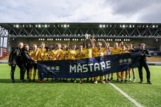 Elfsborgs lagkapten Ahmed abdumusa lyfter pokalen och