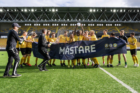Elfsborgs lagkapten Ahmed abdumusa lyfter pokalen och