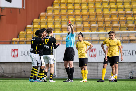 AIKs Noah El-Masri får rött kort av domare Simon Larsson