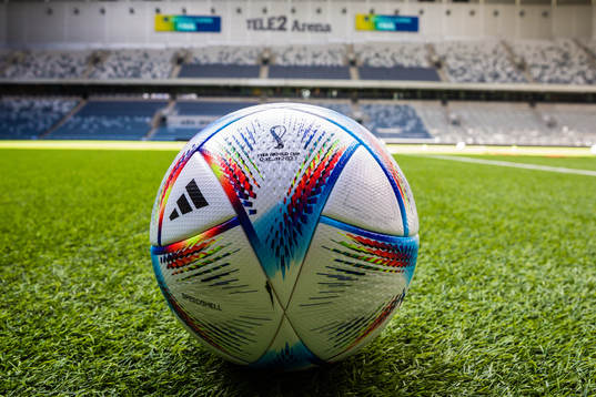 En fotboll med logotypen för FIFA World CUP i Qatar 2022