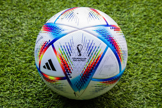 En fotboll med logotypen för FIFA World CUP i Qatar 2022