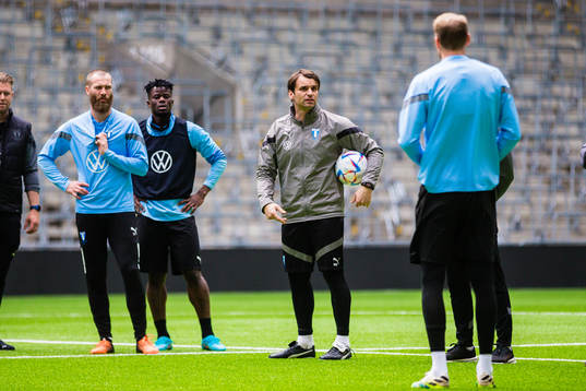 Malmö FFs tränare Milos Milojevic med spelare