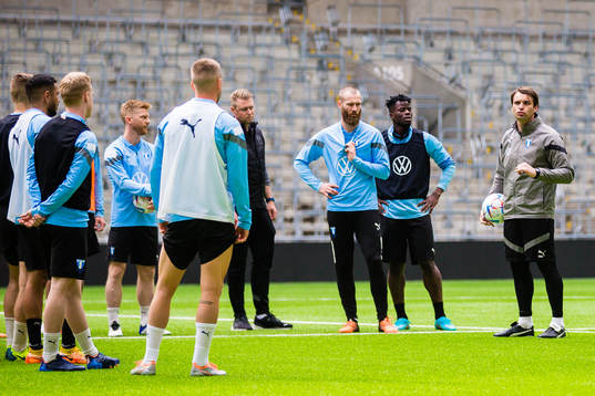 Malmö FFs tränare Milos Milojevic med spelare