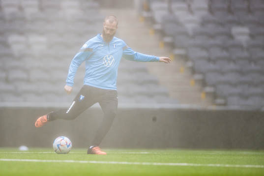 Malmö FFs Jo Inge Berget framför en vattenspridare