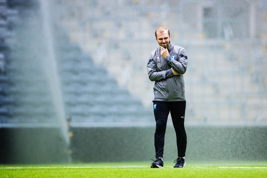 Malmö FFs ledare framför en vattenspridare