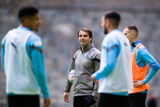 Malmö FFs tränare Milos Milojevic med spelare