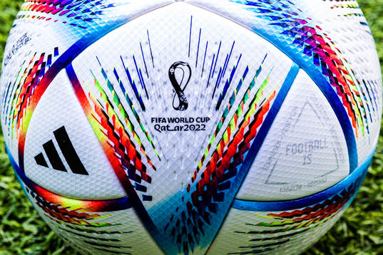En fotboll med logotypen för FIFA World CUP i Qatar 2022