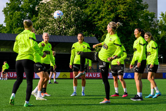 Häckens spelare värmer upp