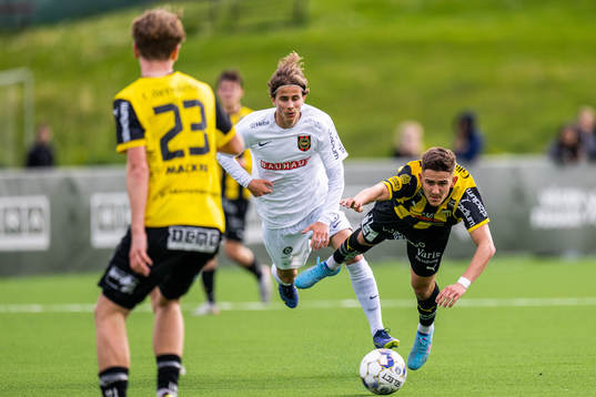 Brommapojkarnas Victor Ekström och Häckens Semir Bosnic