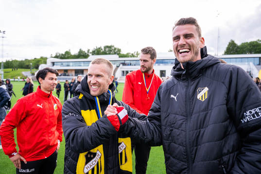 Häckens assisterande tränare Rasmus Lindgren får medalj