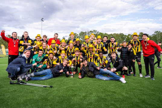 Häckens spelare jublar med pokalen