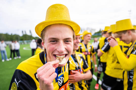 Häckens Sigge Jansson jublar med guldmedaljen
