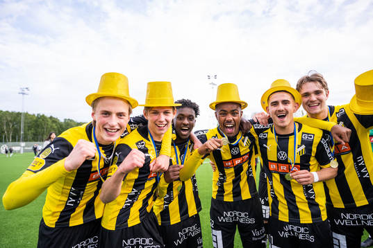 Häckens spelare jublar med guldmedaljen