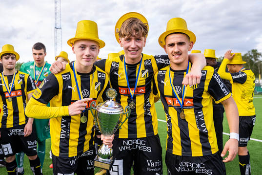 Häckens Oskar Ruuska, Liam Mekic och Semir Bosnic jublar