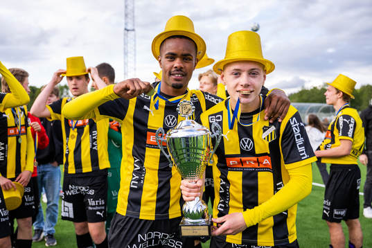 Häckens Abdirazak Mohamed Abdi och Oskar Ruuska jublar med