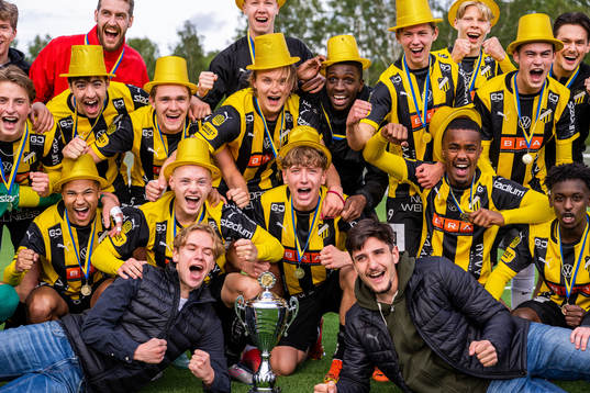 Häckens spelare jublar med pokalen
