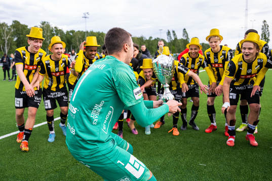 Häckens målvakt Sebastian Banozic jublar med pokalen