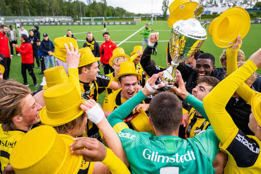 Häckens spelare jublar med pokalen